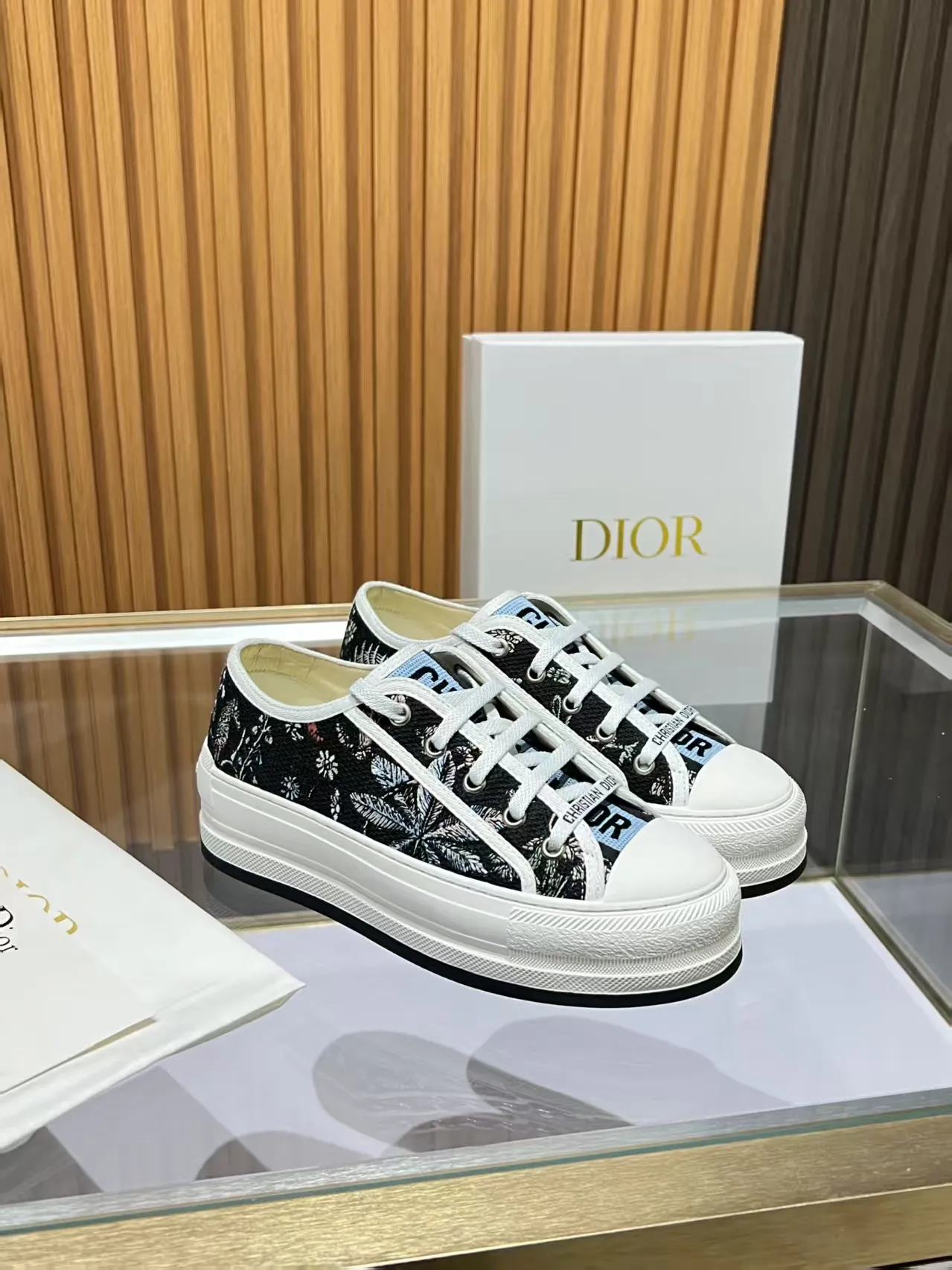 👟👟Ex-factory price 520👟👟 Walk‘n’Dior embroidered mid-top casual shoes are new in 2025. On the fashion stage, Dior embroidered shoes are the well-deserved protagonist. Delicate stitching is used on the upper, every stitch is devoted to the craftsman's efforts, and every thread is woven with artistic poetry. From complex floral patterns to smart geometric textures, embroidery is like the magic that gives shoes life, allowing them to show dynamic beauty even in static conditions.   Wearing Dior embroidered shoes feels like stepping into a dream world full of art. It is not only a pair of shoes, but also a walking piece of art that perfectly integrates fashion and culture. Whether you are strolling on the bustling city streets or attending important social occasions, Dior embroidered shoes can add unique charm to your style and become the focus of everyone's attention.   Choosing Dior embroidered shoes means choosing a persistent pursuit of quality and a unique understanding of fashion. Let it accompany you through every wonderful moment and leave your own fashion mark.  Material: Sheepskin lining, feet, silk cowhide, size 35-41, heel height 5cm